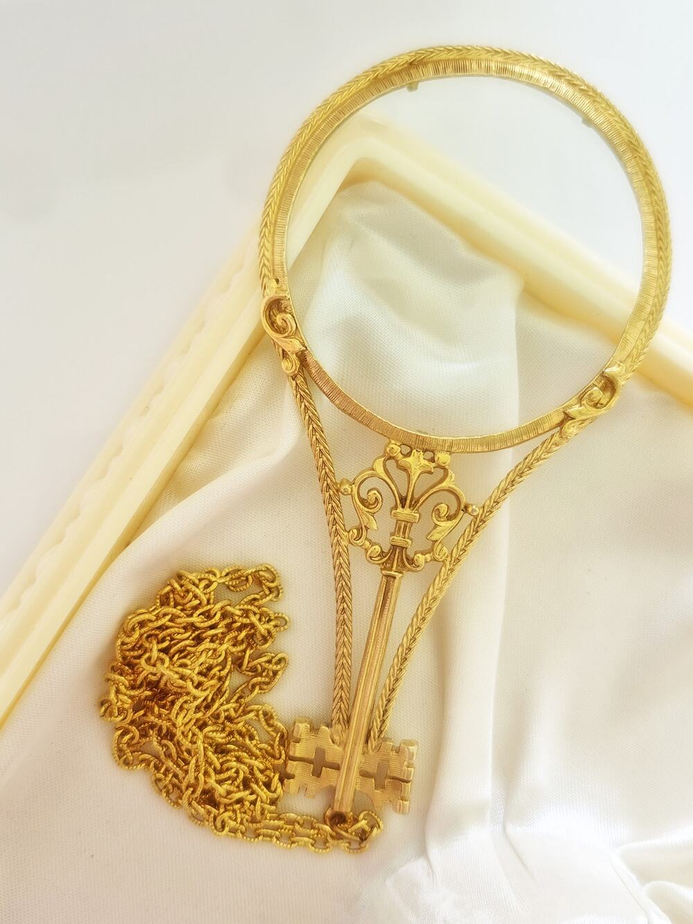 Vintage Florenza Magnifying Glass Necklace